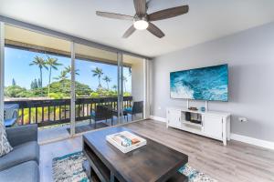 uma sala de estar com um sofá e uma ventoinha de tecto em Beautiful Ocean View Maui A Safe Place To Stay em Kahana