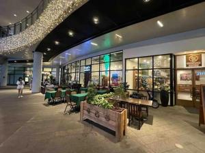 マニラにあるAIR Luxury Makati CBD with balconyのテーブルと椅子のあるショッピングモールと建物
