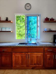 een keuken met een wastafel en een raam bij Roomy apartment at 5 min walk to the beach in Las Galeras