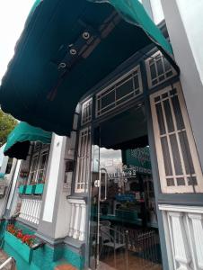 un edificio con un paraguas azul delante de él en Villa 92 City Stay en Kandy