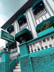 un edificio con un letrero de la calle delante de él en Villa 92 City Stay en Kandy