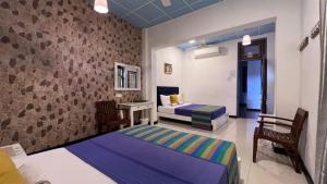 1 dormitorio con 1 cama y escritorio en una habitación en Villa 92 City Stay en Kandy