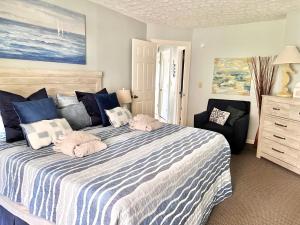 ein Schlafzimmer mit einem großen Bett mit Handtüchern darauf in der Unterkunft Gorgeous OceanView-Jacuzzi ChelseaHouse in Myrtle Beach