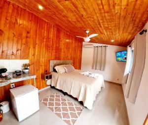1 dormitorio con cama y techo de madera en ROUTE 333, en Miguel Pereira