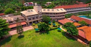 una vista aérea de un gran edificio con patio en Laya Beach, en Wadduwa