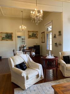 un soggiorno con divano e tavolo di Wingham House a Wingham