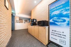 un bureau avec un panneau indiquant une compagnie douce avec sécurité dans l'établissement No.25, à Gwangju