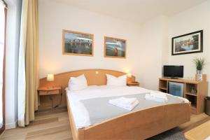 um quarto com uma cama com duas toalhas em Deutsches Haus Zimmer 19 em Wustrow