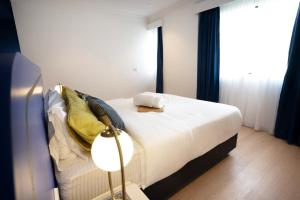 Postel nebo postele na pokoji v ubytování Ukiyo Suites