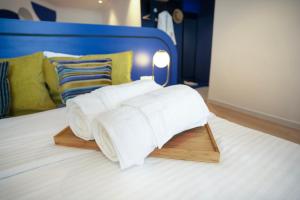 Postel nebo postele na pokoji v ubytování Ukiyo Suites