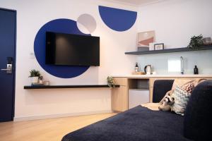 TV a/nebo společenská místnost v ubytování Ukiyo Suites