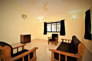 a living room with a couch and a tv at Private Villa near Calangute Beach G0A in Baga