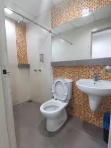 een badkamer met een toilet en een wastafel bij YY48 Hotel 2 Mins Walk From Masjid Jamek LRT Station in Kuala Lumpur