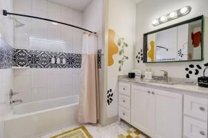 Ένα μπάνιο στο The Retro Retreat - Close to Downtown, Fort Sam
