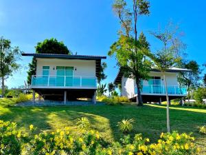 una casa con un porche azul y blanco en D View Holiday Homes, en Kudat
