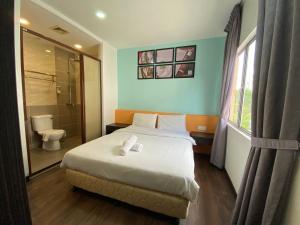 吉隆坡的住宿－潭姆茲商務酒店，一间卧室设有一张床、淋浴和卫生间