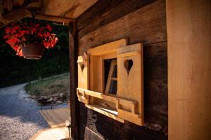 Holiday home in Otocec - Kranjska Krain 45722 في أوتوتسيك: صندوق خشبي بقلب على جدار