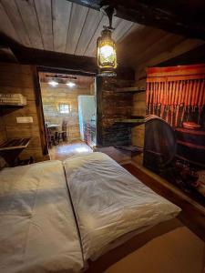 Holiday home in Otocec - Kranjska Krain 45722 في أوتوتسيك: غرفة نوم بسرير كبير في كابينة