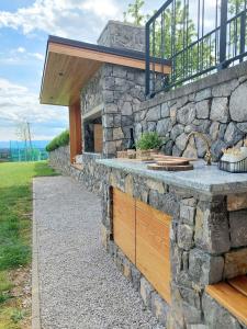 une maison en pierre avec un comptoir en pierre et un balcon dans l'établissement Holiday home in Semic - Kranjska Krain 44969, à Semič