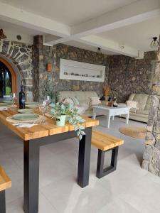 - un salon avec une table et un mur en pierre dans l'établissement Holiday home in Semic - Kranjska Krain 44969, à Semič