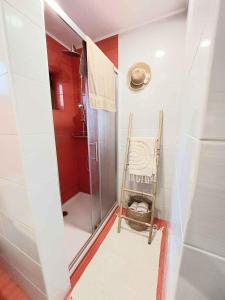 baño pequeño con ducha y silla en Holiday home in Semic - Kranjska Krain 44969, en Semič