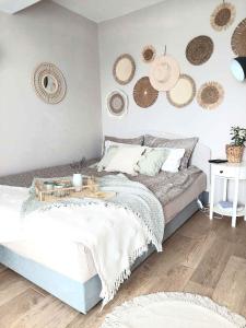 ein Schlafzimmer mit einem Bett mit vielen Hüten an der Wand in der Unterkunft Holiday home in Semic - Kranjska Krain 44969 in Semič