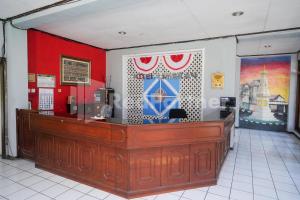 a court courtroom with avertisement for at Hotel Limaran 1 Syariah Malioboro Mitra RedDoorz in Sentool