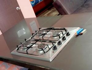 a stove top oven sitting on top of a counter at Cómodos apartamentos amoblados in Dosquebradas