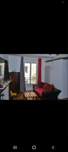 ル・ヴィガンにあるTout confort en plein centreのリビングルーム(ソファ、窓付)