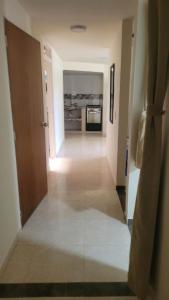 einen Flur mit einem Flur, der zu einem Zimmer führt in der Unterkunft Apartamento cool Neiva in Neiva