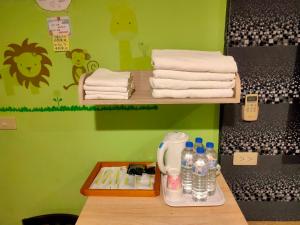 Zimmer mit Handtüchern und Wasserflaschen auf dem Tisch in der Unterkunft Jiji Fuli Homestay in Jiji