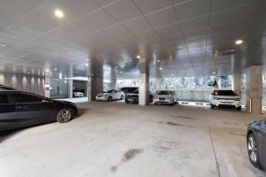 duży garaż z samochodami zaparkowanymi w nim w obiekcie Mate Hotel Paju w mieście Paju