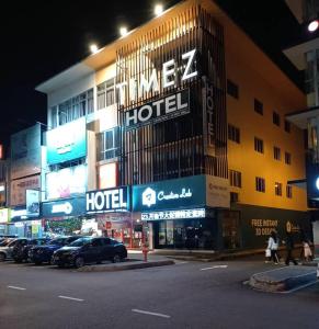 un hotel con un letrero al lado de una calle en Timez Business Hotel, en Kuala Lumpur