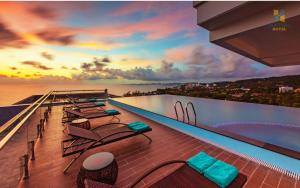 un balcón en un crucero con puesta de sol en NIGHT SEA HOTEL, en Phu Quoc