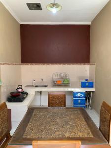 eine Küche mit einem Tisch und einer Arbeitsplatte in der Unterkunft Simple Home near Baturraden in Rempawah