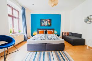 Säng eller sängar i ett rum på Blue Chili 08 - Magdeburg 2-Zimmer Altbau, Wi-Fi, 5 Pax