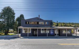 un hospital de karine en la esquina de una calle en Kaniere Hotel en Hokitika