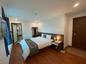 een hotelkamer met een bed en een televisie bij Apricot Garden Hotel in Sa Pa