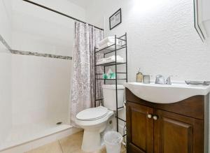 een badkamer met een wastafel, een toilet en een douche bij Paradise in Brandon with luxurious 6 person Spa in Brandon