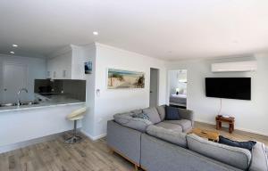 Μια τηλεόραση ή/και κέντρο ψυχαγωγίας στο The Beach House 16 Clarke Street Bargara