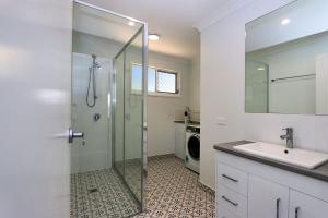 Ένα μπάνιο στο The Beach House 16 Clarke Street Bargara +16 φωτογραφίες