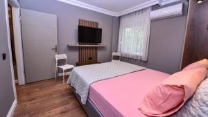 Postel nebo postele na pokoji v ubytování Lovely beach access apartment