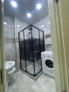La salle de bains est pourvue d'un lave-linge et d'un lave-linge. dans l'établissement Batumi New Boulevard LINIMA, à Batoumi