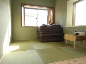 een woonkamer met een raam en een tafel bij guesthouse SHIBAFU in Kamakura