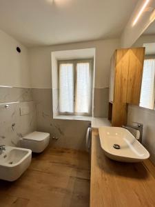 CognolaにあるVilla Prunerのバスルーム(白い洗面台、トイレ付)