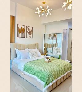 Een bed of bedden in een kamer bij FREE PARKING Modern Luxury Condo in Makati-Mandaluyong with Balcony - Casa Solares