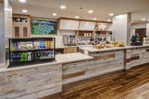 a restaurant with a counter with a drink bar at Courtyard by Marriott Nashville Vanderbilt West End in Nashville