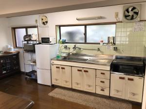 a kitchen with a sink and a refrigerator at 吉野長屋 in Yoshino