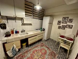 una pequeña cocina con fregadero y nevera. en İncir altı üsküdar, en Estambul