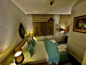 1 dormitorio con 1 cama grande con manta verde en İncir altı üsküdar, en Estambul